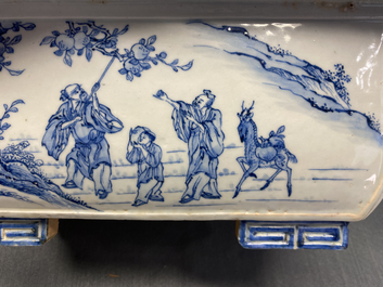 Une jardini&egrave;re de forme rectangulaire en porcelaine de Chine en bleu et blanc, Kangxi/Yongzheng