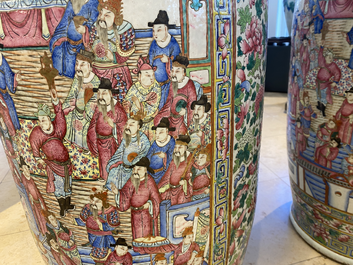 Une paire de vases de taille exceptionelle en porcelaine de Chine famille rose, 19&egrave;me