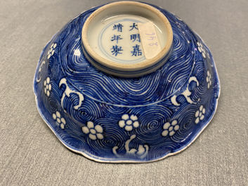 Une coupe en porcelaine de Chine en bleu et blanc &agrave; d&eacute;cor d'un cheval, marque de Jiajing, Kangxi