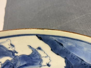 Un plat en porcelaine de Chine en bleu et blanc &agrave; d&eacute;cor d'immortels, marque Yu Tang Jia Qi, Shunzhi