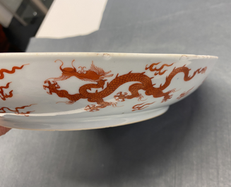 Un plat en porcelaine de Chine &agrave; d&eacute;cor d'un dragon en rouge de fer, Kangxi