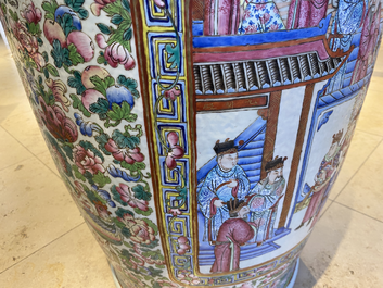 Une paire de vases de taille exceptionelle en porcelaine de Chine famille rose, 19&egrave;me