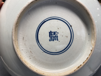 Un plat en porcelaine de Chine en bleu et blanc &agrave; d&eacute;cor d'un qilin, marque Yu Tang Jia Qi, Shunzhi