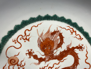 Un plat en porcelaine de Chine &agrave; d&eacute;cor d'un dragon en rouge de fer, Kangxi