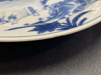 Une assiette en porcelaine de Chine en bleu et blanc de style 'Master of the Rocks', Kangxi