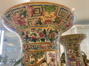 Une paire de vases de taille exceptionelle en porcelaine de Chine famille rose, 19&egrave;me