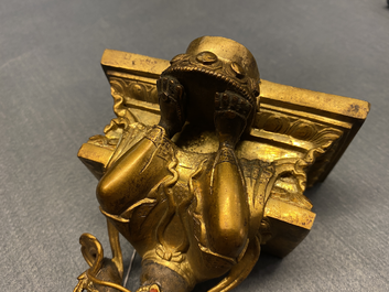 Een Chinese vergulde bronzen figuur van Boeddha, 18/19e eeuw