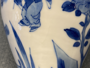 Un petit vase en porcelaine de Chine en bleu et blanc, Kangxi