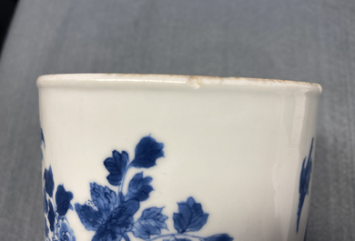 Un pot &agrave; pinceaux en porcelaine de Chine en bleu et blanc, marque de Chenghua, Kangxi