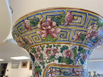 Une paire de vases de taille exceptionelle en porcelaine de Chine famille rose, 19&egrave;me