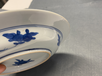 Une assiette en porcelaine de Chine en bleu et blanc de style 'Master of the Rocks', Kangxi