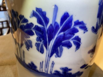 Un vase de forme rouleau en porcelaine de Chine en bleu et blanc, &eacute;poque Transition