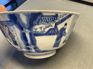Un bol en porcelaine de Chine en bleu et blanc &agrave; d&eacute;cor de sc&egrave;nes du 'Xi Xiang Ji', marque et &eacute;poque de Kangxi