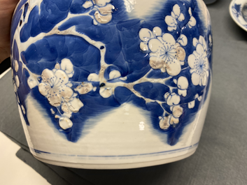 Een Chinese blauw-witte en koperrode kom met prunusbloemen, Kangxi