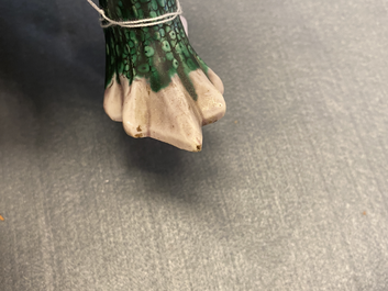 Une paire de mod&egrave;les de crapauds en porcelaine de Chine famille verte, 19&egrave;me