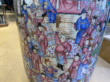 Une paire de vases de taille exceptionelle en porcelaine de Chine famille rose, 19&egrave;me