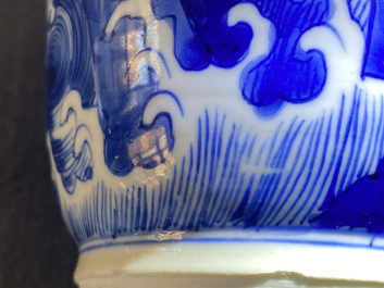 Un vase de forme rouleau en porcelaine de Chine en bleu et blanc &agrave; d&eacute;cor de qilins, Kangxi