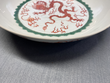 Een Chinese ijzerrode schotel met een draak, Chenghua merk, Kangxi