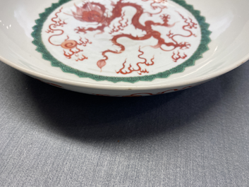 Un plat en porcelaine de Chine &agrave; d&eacute;cor d'un dragon en rouge de fer, Kangxi