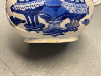 Un br&ucirc;le-parfum couvert en porcelaine de Chine en bleu et blanc, Kangxi