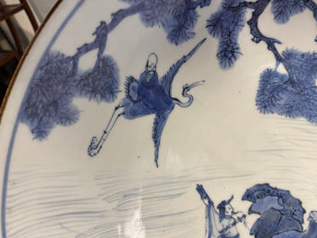 Un plat en porcelaine de Chine en bleu et blanc &agrave; d&eacute;cor d'immortels, marque Yu Tang Jia Qi, Shunzhi