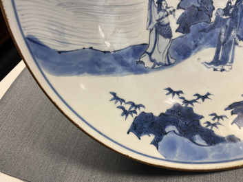 Un plat en porcelaine de Chine en bleu et blanc &agrave; d&eacute;cor d'immortels, marque Yu Tang Jia Qi, Shunzhi