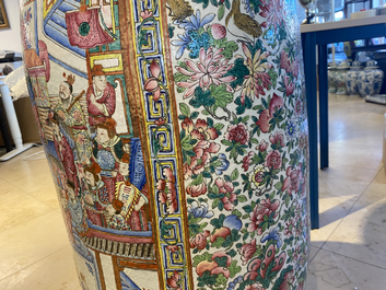 Une paire de vases de taille exceptionelle en porcelaine de Chine famille rose, 19&egrave;me