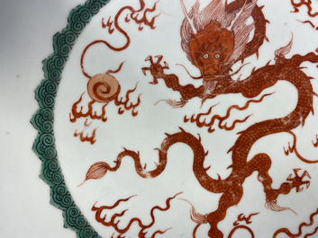 Un plat en porcelaine de Chine &agrave; d&eacute;cor d'un dragon en rouge de fer, Kangxi