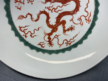 Un plat en porcelaine de Chine &agrave; d&eacute;cor d'un dragon en rouge de fer, Kangxi