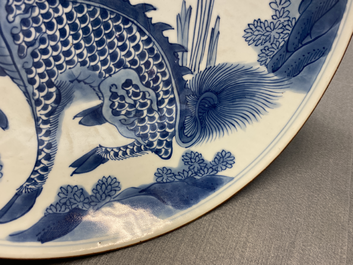 Un plat en porcelaine de Chine en bleu et blanc &agrave; d&eacute;cor d'un qilin, marque Yu Tang Jia Qi, Shunzhi