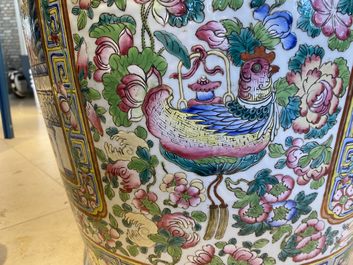 Une paire de vases de taille exceptionelle en porcelaine de Chine famille rose, 19&egrave;me