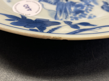 Une assiette en porcelaine de Chine en bleu et blanc de style 'Master of the Rocks', Kangxi