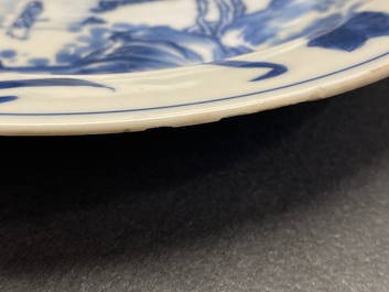 Une assiette en porcelaine de Chine en bleu et blanc de style 'Master of the Rocks', Kangxi