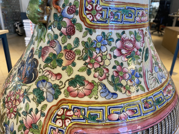 Une paire de vases de taille exceptionelle en porcelaine de Chine famille rose, 19&egrave;me