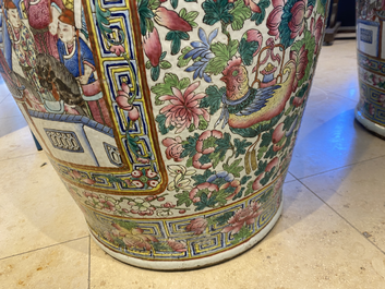 Une paire de vases de taille exceptionelle en porcelaine de Chine famille rose, 19&egrave;me