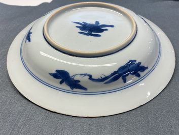 Une assiette en porcelaine de Chine en bleu et blanc de style 'Master of the Rocks', Kangxi