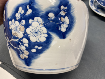 Un bol en porcelaine de Chine en bleu, blanc et rouge de cuivre, Kangxi