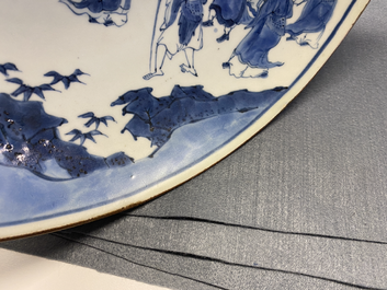 Un plat en porcelaine de Chine en bleu et blanc &agrave; d&eacute;cor d'immortels, marque Yu Tang Jia Qi, Shunzhi