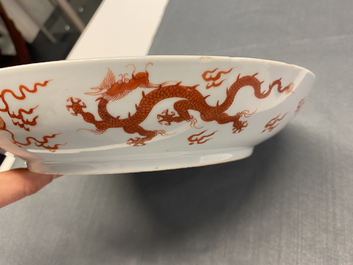 Un plat en porcelaine de Chine &agrave; d&eacute;cor d'un dragon en rouge de fer, Kangxi