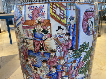 Une paire de vases de taille exceptionelle en porcelaine de Chine famille rose, 19&egrave;me