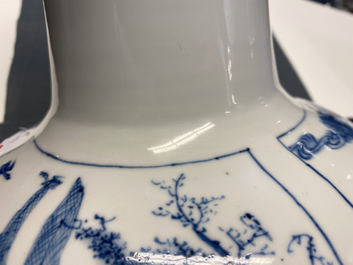 Een Chinese flesvormige blauw-witte vaas, Chenghua merk, Kangxi