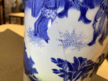 Een Chinese blauw-witte rouleau vaas met figuren in een landschap, Transitie periode