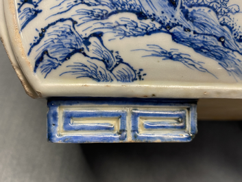 Une jardini&egrave;re de forme rectangulaire en porcelaine de Chine en bleu et blanc, Kangxi/Yongzheng