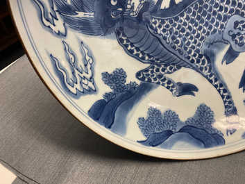 Un plat en porcelaine de Chine en bleu et blanc &agrave; d&eacute;cor d'un qilin, marque Yu Tang Jia Qi, Shunzhi