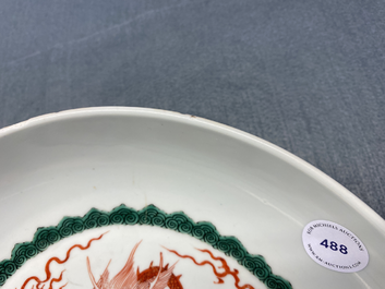 Un plat en porcelaine de Chine &agrave; d&eacute;cor d'un dragon en rouge de fer, Kangxi