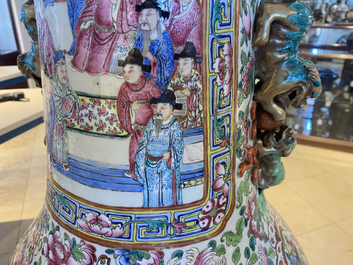 Une paire de vases de taille exceptionelle en porcelaine de Chine famille rose, 19&egrave;me