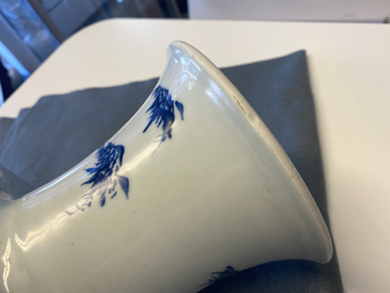 Un vase de forme carr&eacute;e en porcelaine de Chine en bleu et blanc, marque et &eacute;poque de Kangxi