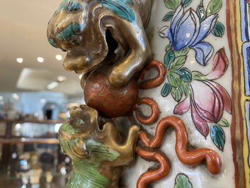 Une paire de vases de taille exceptionelle en porcelaine de Chine famille rose, 19&egrave;me