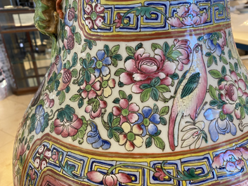 Une paire de vases de taille exceptionelle en porcelaine de Chine famille rose, 19&egrave;me