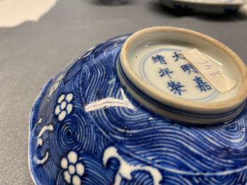 Une coupe en porcelaine de Chine en bleu et blanc &agrave; d&eacute;cor d'un cheval, marque de Jiajing, Kangxi